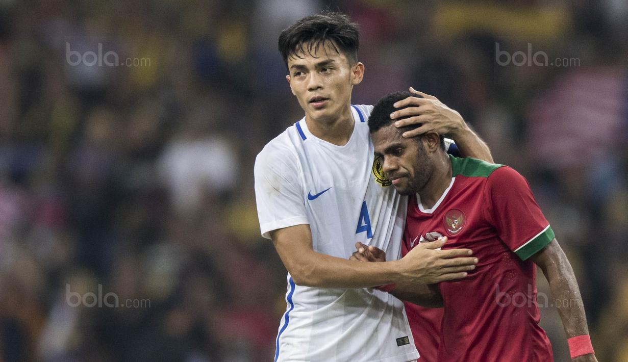 Pemain Malaysia menghibur gelandang Timnas Indonesia, Yabes Roni, yang sedih karena kalah pada laga semifinal SEA Games di Stadion Shah Alam, Selangor, Sabtu (26/8/2017). Indonesia kalah 0-1 dari Malaysia. (Bola.com/Vitalis Yogi Trisna)