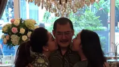 Bambang Trihatmodjo ulang tahun ke-69 pada Sabtu (23/7/2022). Suami Mayangsari ini merayakan ulang tahun secara sederhana bersama istri dan anak di hunian mewahnya, di Jakarta. Momen manis ini dibagikan Mayangsari di akun Instagram pribadinya, pada hari yang sama. Sang Pangeran Cendana mendapat ciuman dari istri dan anak. (Foto: Dok. Instagram @mayangsari_official)