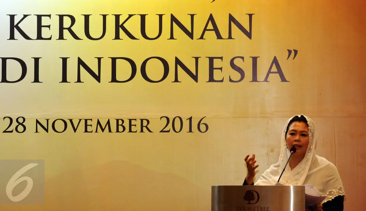 Direktur eksekuitf Wahid Institute, Yenny Wahid memberi paparan dalam seminar Mempromosikan Kerukunan Sosial Keagamaan di Indonesia, Jakarta, Senin (28/11). Seminar juga dihadiri Kepala BNPT Komjen Pol Suhardi Alius. (Liputan6.com/Helmi Fithriansyah)
