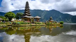 Salah satu tempat ibadah umat Hindu ini dikenal dengan pemandangan pura kecilnya yang tampak mengambang di atas Danau Beratan, terutama saat air danau pasang. Tampak dalam foto, pemandangan Pura Ulun Danu Beratan, sebuah pura Hindu di Danau Beratan dekat Bedugul, Bali, pada Jumat 7 November 2025. (Mladen ANTONOV/AFP)