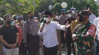 Eri Cahyadi menemui pendemo tolak penyekatan di Suramadu. (Dian Kurniawan/Liputan6.com)