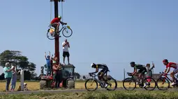 Pebalap beraksi dalam Etape 6 Tour de France yang menempuh jarak 191.5-km dari Abbeville menuju Le Havre, Prancis,. (9/7/2015). (REUTERS/Eric Gaillard)