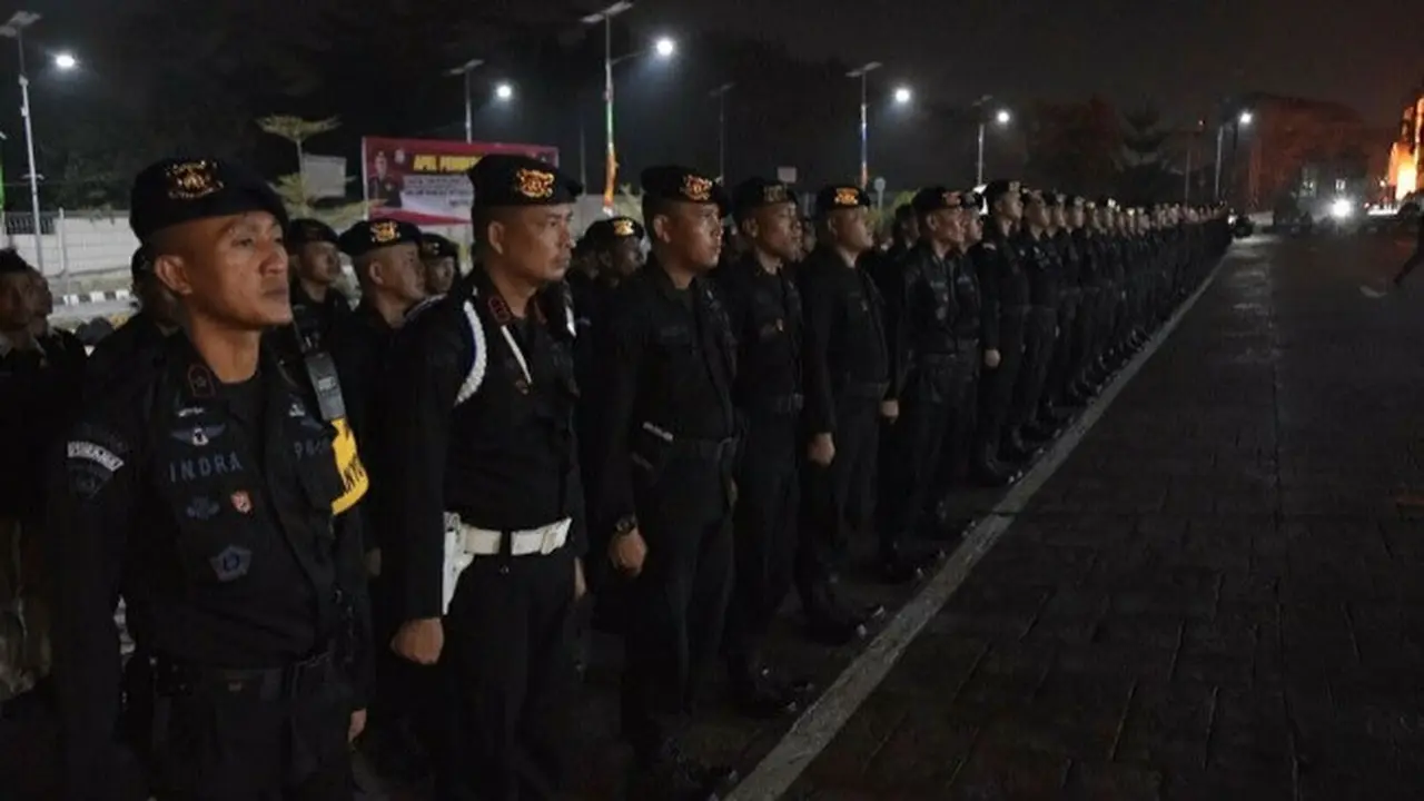 Tiga kompi Brimob Polda Riau atau setara dengan 300 personel dikirim ke Papua untuk menjaga keamanan.