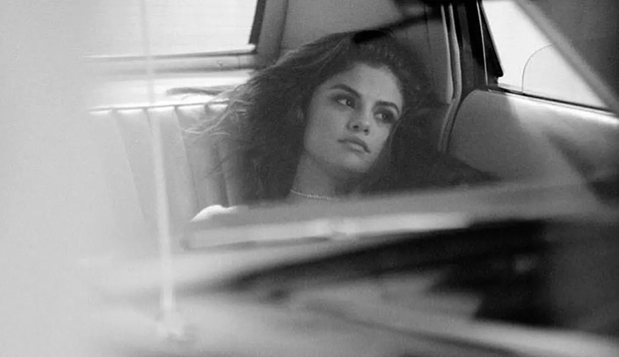 Dilansir dari HollywoodLife, Selena Gomez merasa sedih sejak ia pergi dari Amerika dan berpisah dengan Justin. (Instagram/selenagomez)