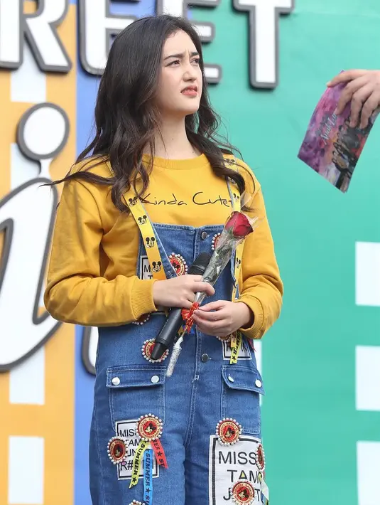 Nah, ini adalah penampilan Ranty Maria saat menghadiri acara Meet and Greet sinetron Anak Langit beberapa waktu lalu. Stylenya begitu cerah dengan paduan overall denim dan kaus lengan panjang berwarna kuningnya. (Instagram/rantymaria)