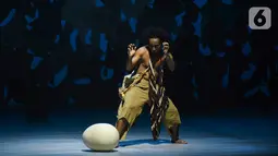 Pemain mempertunjukkan teater yang menggabungkan film, dance, dan lagu berjudul Planet Sebuah Lament di Teater Jakarta, TIM, Jakarta, Kamis (16/1/2020). Teater yang didukung Bakti Budaya Djarum Foundation akan ditampilkan hingga 18 Januari 2020. (Liputan6.com/Fery Pradolo)
