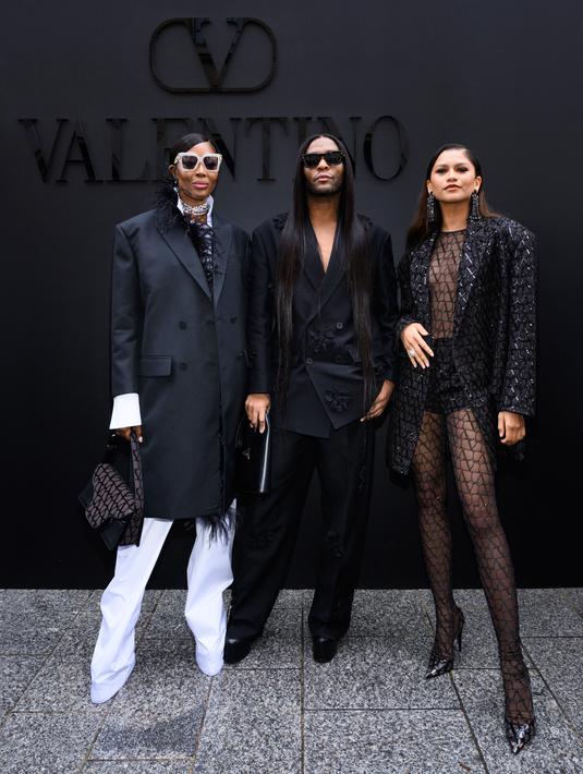 Valentino meramaikan Paris Fashion Week dengan koleksi apiknya untuk Spring/Sumer 2023. Bertajuk Unboxing, koleksi Valentino kali ini menampilkan masa depan fashion dengan nuansa monokrom (Valentino)