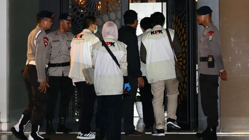 PHOTO: Bawa Tas, Penyidik KPK Masuk ke Dalam Rumah Setnov