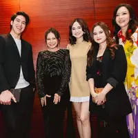 Tidak hanya memperkenalkan Syifa kepada keluarga sang ayah, El juga mengajak Syifa bertemu dengan keluarga sang ibunda, Maia Estianty dan Irwan Mussry. Momen tersebut berlangsung saat El dan Syifa hadir di acara pratayang film dokumenter Rossa yang bertajuk 'All Access to Rossa 25 Shining Years'. (Liputan6.com/IG/@elelrumi)