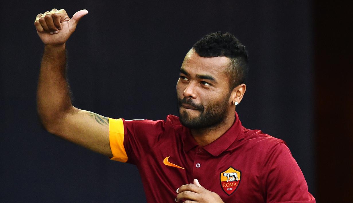 Ashley Cole - Rumah tangga mantan pemain AS Roma ini terancam bubar pada tahun 2010 dikarenakan isu perselingkuhan dengan lima wanita cantik. (AFP/Gabriel Bouys)
