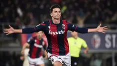 Pemain Bologna Nikola Moro merayakan golnya ke gawang AS Roma pada pertandingan sepak bola Serie A Liga Italia di Stadion Renato Dall'Ara, Bologna, Italia, Minggu (17/12/2023). (Massimo Paolone /LaPresse via AP)