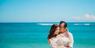 Pada hari ini, Sabtu 22 Juli pasangan kekasih Sammy Simorangkir dan Viviane meresmikan hubungannya. Janji suci akan diucapkan di pulau Dewata. Tidak banyak undangan dalam acara sakral tersebut. (Instagram/viv_viviane)