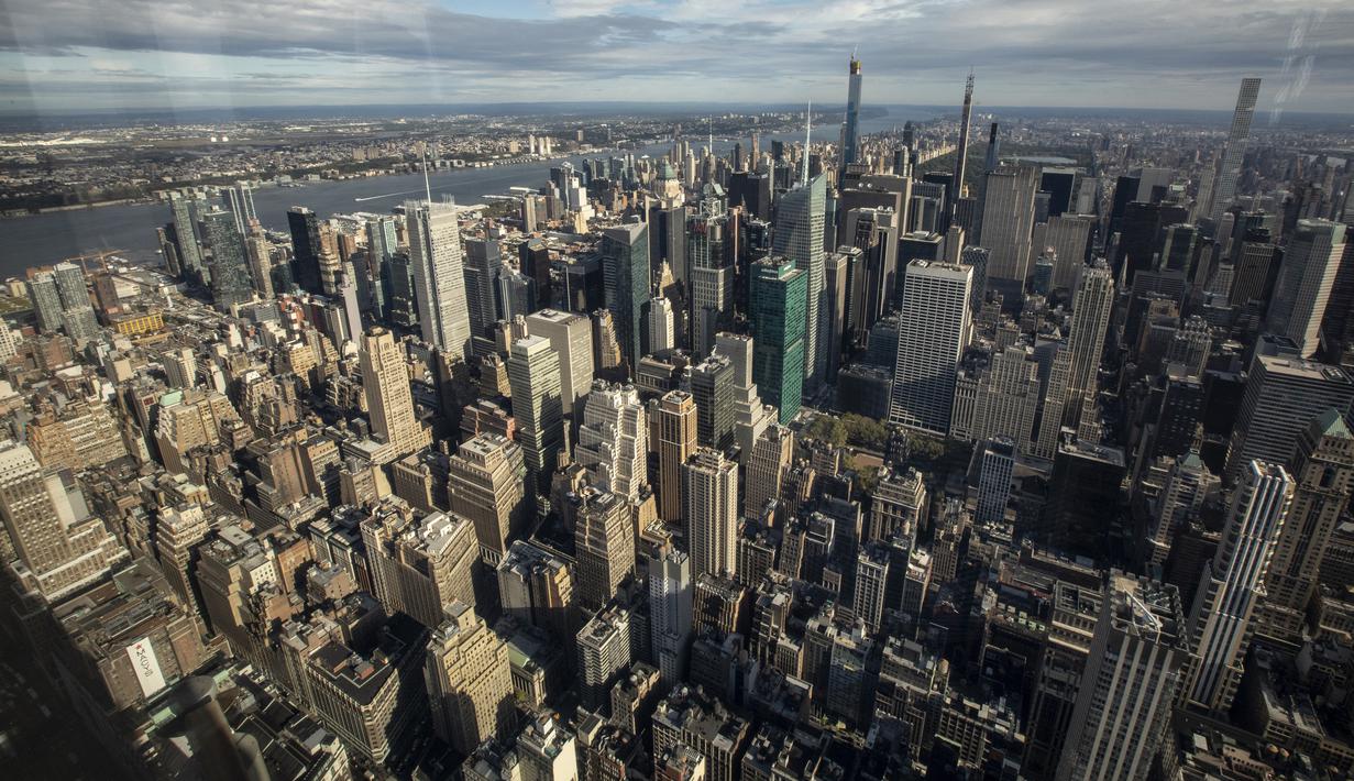 Foto Menikmati Pemandangan Kota Manhattan Dari Ketinggian