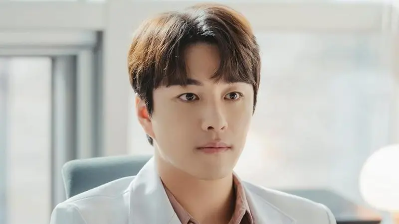 Aktor Korea Selatan, Min Woo Hyuk, Pemeran Roy Kim di Drama Korea 'Doctor Cha' Sempat Alami Gegar Otak Akibat Kekerasan Fisik (Instagram/@jtbcdrama)