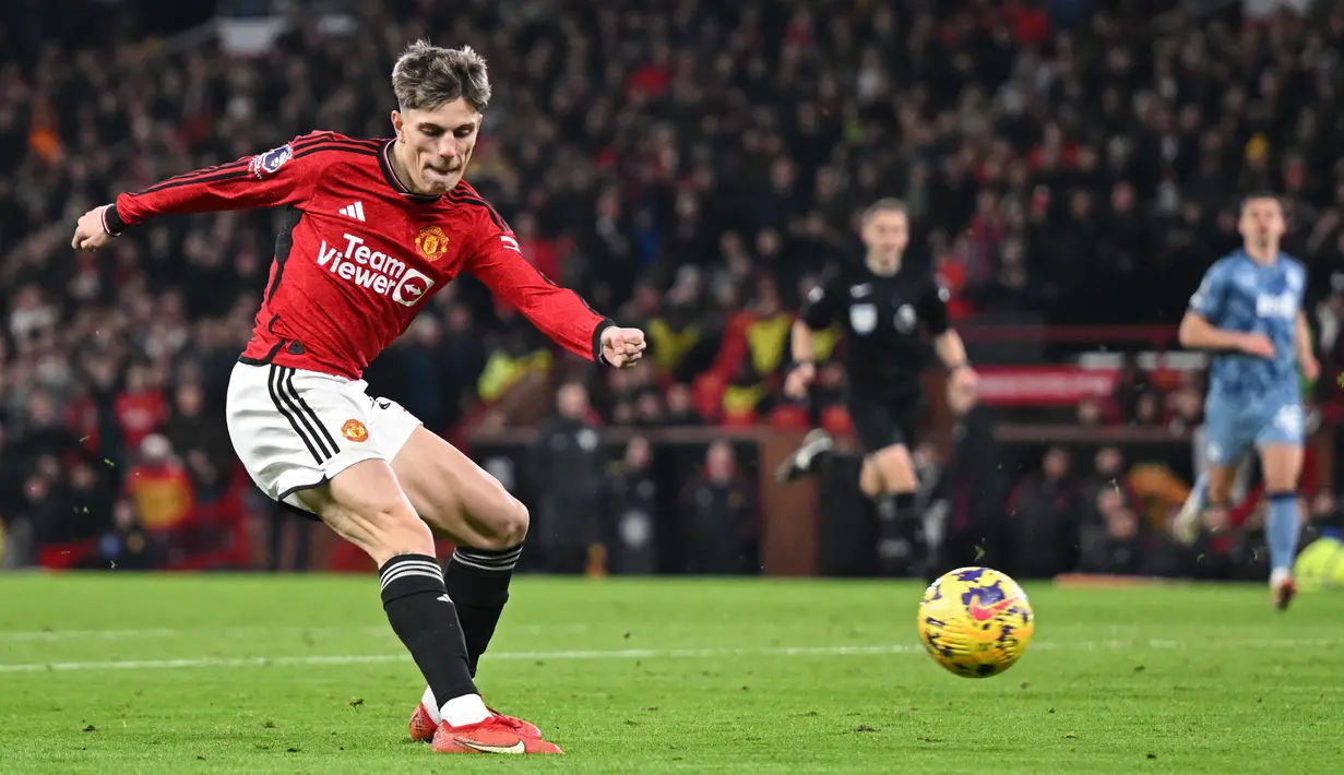 Pemain MU, Alejandro Garnacho, menendang bola ke gawang Aston Villa yang membuahkan gol namun dianulir oleh wasit dalam pertandingan pekan ke-19 Liga Inggris 2023/2024 yang berlangsung di Old Trafford, Rabu (27/12/2023). (AFP/Oli Scarff)