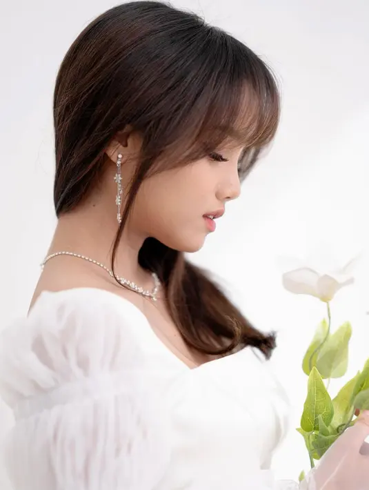 Fuji membiarkan rambut berponinya yang indah tergerai begitu saja. Makeup yang dikenakannya juga tak berlebihan, justru menyempurnakan keseluruhan penampilan Fuji di foto kali ini. [Foto: Instagram/fuji_an]