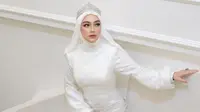 5 Potret Celine Evangelista Bak Pengantin Dibalut Busana Putih, Hadiri FFWI 2025