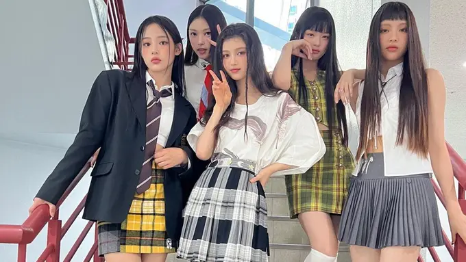 Outfit Member Girl Group NewJeans saat di Acara Musik Ini Curi Perhatian