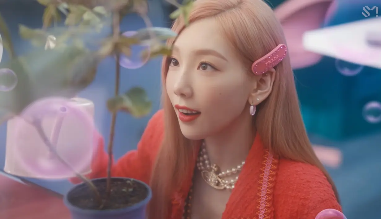 MV Weekend telah ditonton lebih dari 3 juta kali dalam sehari rilis. Tak salah jika ia menjadi salah satu idol dengan potensi besar sebagai solo artis. Adegan mana yang paling berkesan buatmu? (YouTube SMTOWN)