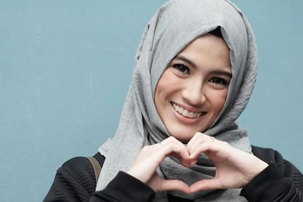 Gaya hijab klasik Alyssa Soebandono