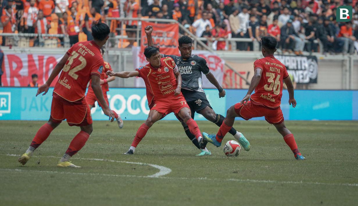 Pemain Persija Jakarta, Dony Tri Pamungkas mencoba menahan tendangan pemain Semen Padang pada laga pekan terakhir BRI Super League 2025/2026 pada Sabtu (23/5) sore WIB. (Bola.com/Abdul Aziz)