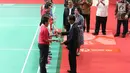 Presiden Jokowi memberikan raket kepada atlet saat peresmian hasil renovasi Istora Senayan, Jakarta, Selasa (23/1). Istora Senayan akan menjadi salah satu arena Asean Games 2018. (Liputan6.com/Angga Yuniar) (Liputan6.com/Angga Yuniar)