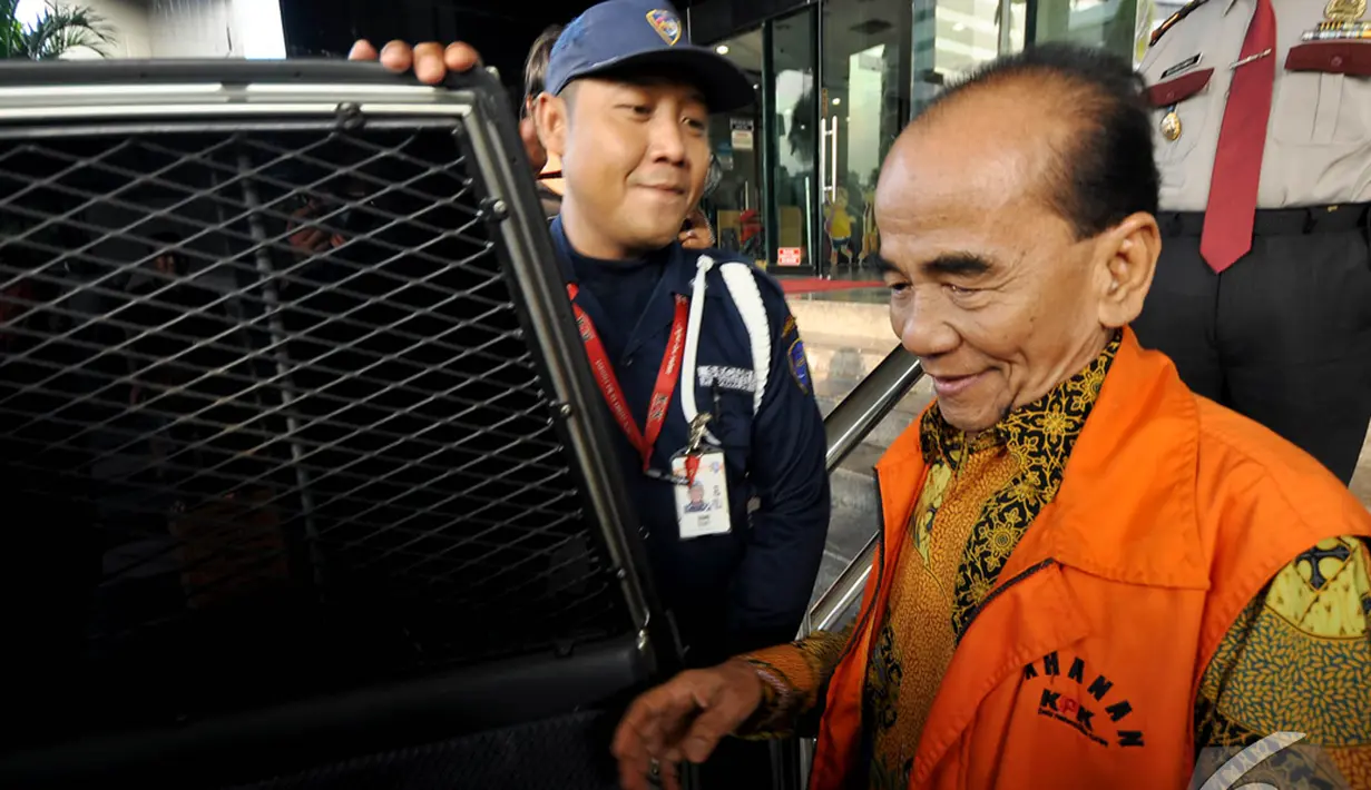 Annas Maamun saat memasuki mobil yang menjemputnya usai menjalani pemeriksaan lanjutan di gedung KPK, Jakarta, Senin (15/12/2014). (Liputan6.com/Miftahul Hayat)