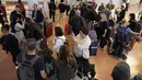 <p>Wisatawan asing berkumpul setibanya di Bandara Internasional Haneda, Tokyo, Selasa (11/10/2022). Mulai 11 Oktober, Jepang memulihkan pariwisata individu dan perjalanan bebas visa kepada orang-orang dari negara tertentu selama mereka divaksinasi. (AP Photo/Eugene Hoshiko)</p>