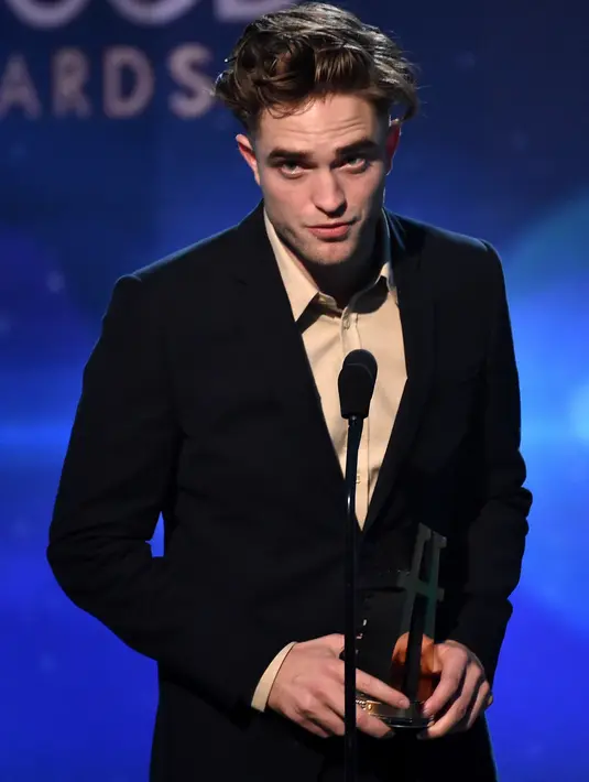 “Aku masih merasa sepert 22 tahun… mungkin 14 tahun,” ucap Robbert Pattinson ketika ditanya soal pertunangannya melansir People (7/11). (AFP/Bintang.com)