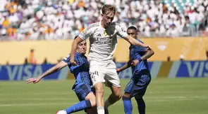 Aksi Dean Huijsen saat membela Real Madrid melawan Al Hilal di Piala Dunia Antarklub 2025, Kamis (19/06/2025). (AP Photo/Rebecca Blackwell)