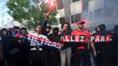 Sekelompok pendukung PSG melakukan aksi demo yang berlangsung di luar kantor klub pada Rabu (3/5/2023) waktu setempat. Salah satu sasaran aksi ini adalah meminta Lionel Messi, Marco Veratti, dan Neymar untuk hengkang dari klub. Messi saat ini tengah menjalani masa hukuman di PSG setelah bintang Timnas Argentina tersebut mangkir latihan dan pergi ke Arab Saudi tanpa persetujuan klub. (AFP/Franck Fife)