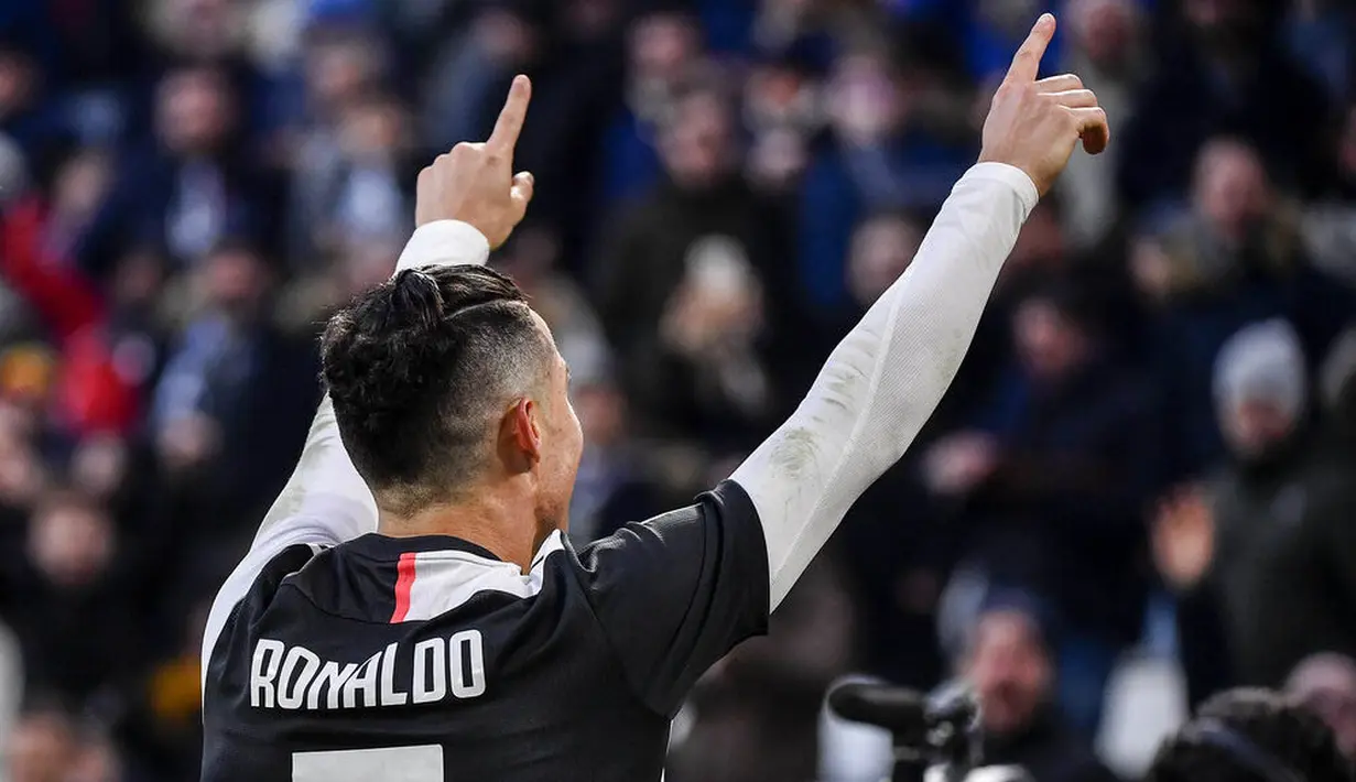 Striker Juventus, Cristiano Ronaldo, melakukan selebrasi usai membobol gawang Cagliari pada laga Serie A di Stadion Juventus, Turin, Senin (6/1/2020). Juventus menang 4-0 atas Cagliari. (AP/Marco Alpozzi)