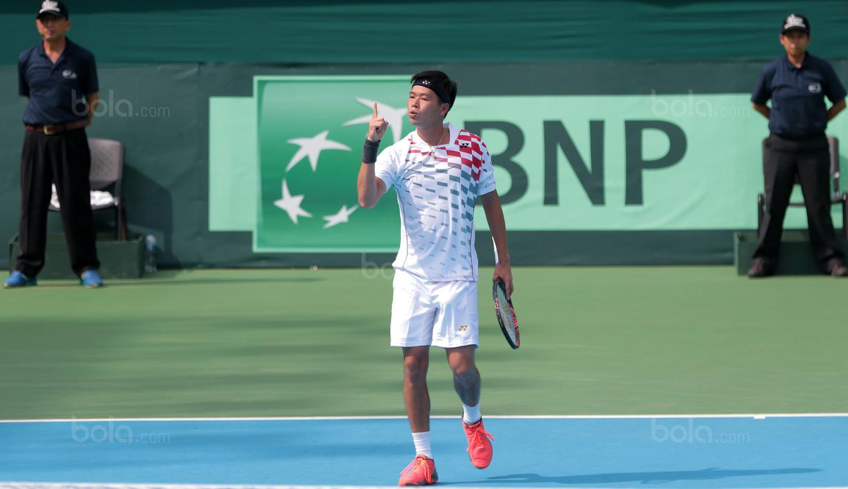 Ekspresi David Agung Susanto saat mengalahkan petenis Filipina, Jeson Patrombon pada Piala Davis 2018 grup dua Asia/Oceania di Senayan, Jakarta, Sabtu (3/2/2018). David menang 6-2, 7-5. (Bola.com/Nick Hanoatubun)