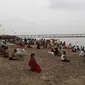 Suasana saat umat Hindu melakukan ritual selama gerhana matahari di pertemuan Sungai Gangga dan Sungai Yamuna di Sangam, Prayagraj, India, Minggu (21/6/2020). Fenomena gerhana matahari pada 21 Juni 2020 terlihat dari berbagai negara di dunia. (AP Photo/Rajesh Kumar Singh)