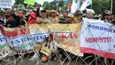 Massa dari Forum Honorer Kategori 2 (FHK2I) membentangkan spanduk saat unjuk rasa di depan Istana Merdeka, Jakarta, Rabu (10/2). Guru honorer dari seluruh Indonesia itu menuntut Pemerintah agar mengangkat mereka sebagai PNS. (Liputan6.com/Gempur M Surya)