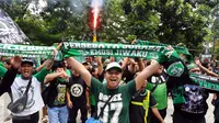 Pendukung Persebaya Surabaya membentangkan syal saat melakukan aksi di depan Hotel Mercure Jakarta, Kamis (10/11). Mereka menuntut dipulihkannya hak keanggotaan Persebaya Surabaya di PSSI dan bisa kembali berkompetisi. (Liputan6.com/Helmi Fithriansyah)