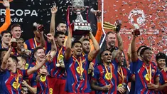 Para pemain FC Barcelona mengangkat trofi saat mereka merayakan kemenangan pertandingan final Piala Super Spanyol melawan Real Madrid di King Abdullah Sports City Stadium, Jeddah pada Minggu 11 Januari 2026 waktu setempat atau Senin 12 Januari 2026 dini hari WIB. Mengalahkan Real Madrid dengan skor 3-2, Barcelona sukses merengkuh gelar Piala Super Spanyol 2026. (Fadel SENNA/AFP)