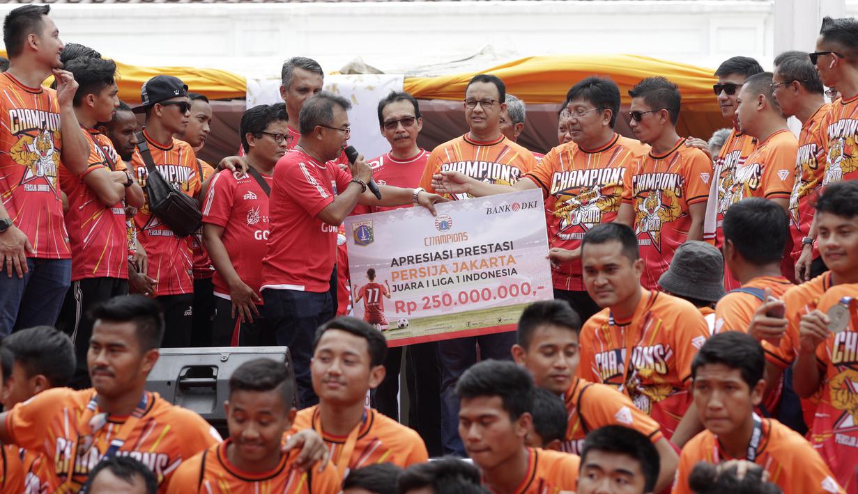 Pemain Persija Jakarta mendapat bonus dari Bank DKI di Balai Kota, Jakarta, Sabtu (15/12). Pawai tersebut untuk merayakan keberhasilan Persija meraih gelar Juara Liiga 1 Indonesia. (Bola.com/M Iqbal Ichsan)