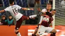 Pemain AS Roma, Radja Nainggolan, berebut bola dengan dua pemain Torino pada pertandingan Serie A di Stadion Olimpico, Roma, Kamis (21/4/2016) dini hari WIB. (AFP/Gabriel Bouys)