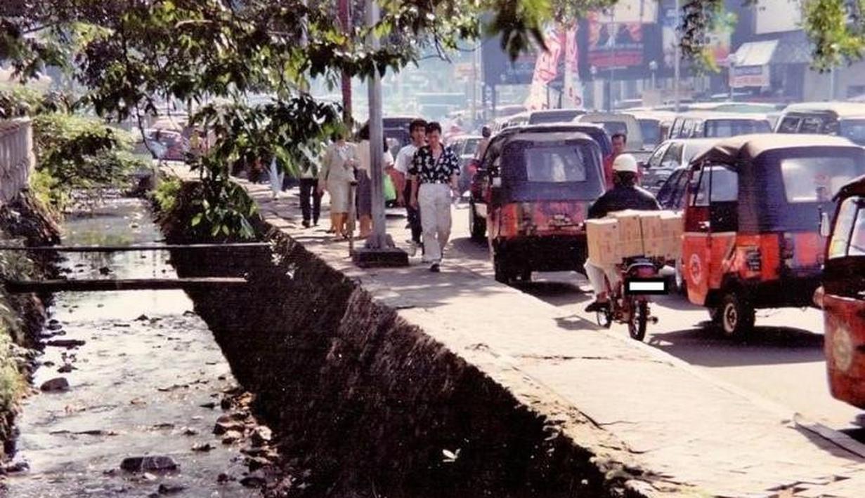 Bajaj oranye menjadi penguasa di jalan yang kadang bikin frustasi. (Source: Instagram/@perfectlifeid)