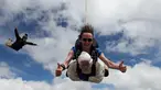 Nenek buyut, Irene O’Shea terjun payung di langit Australia Selatan, 9 Desember 2018. Nenek 102 tahun itu diyakini sebagai penerjun payung tertua di dunia setelah terjun dari ketinggian 4.300 meter. (Bryce SELLICK, Matt TEAGER/SA Skydiving/AFP)