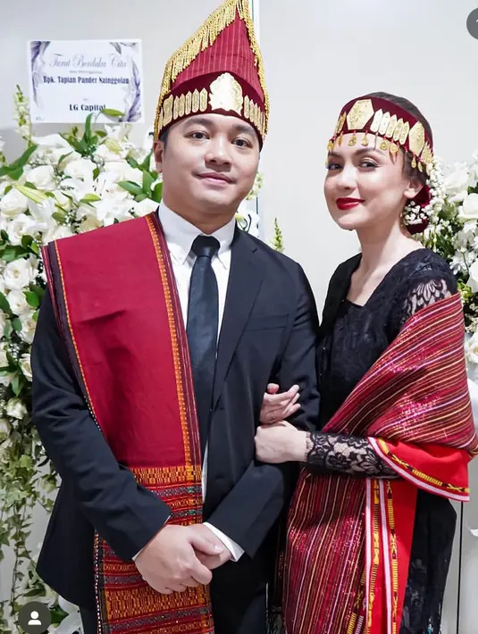 Rianti tampil dengan kebaya hitam brokat dipadukan kain ulos sebagai selendangnya. [@riantic]