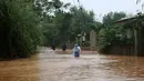 Sejumlah warga berjalan menerobos banjir di Quang Tri, Vietnam, 12 Oktober 2020. Bencana alam, terutama hujan lebat dan banjir, telah mengakibatkan 18 orang tewas dan 14 lainnya hilang di dataran tinggi tengah dan wilayah tengah Vietnam selama beberapa hari terakhir. (Xinhua/VNA)