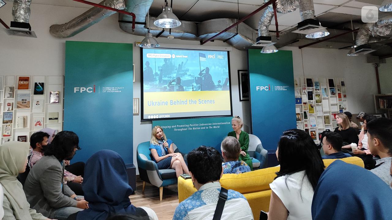 Mengungkap realitas perang di Ukraina melalui pandangan Stephanie Vaessen, jurnalis Al Jazeera.