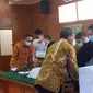 Dua terdakwa kasus korupsi PT Dirgantara Indonesia (PTDI), Budi Santoso dan Irzal Rinaldi Zailani di sidang pembacaan tuntutan di Pengadilan Negeri Bandung Jalan LLRE Martadinata, Kota Bandung, Senin (15/3/2021). (Liputan6.com/Dikdik Ripaldi)