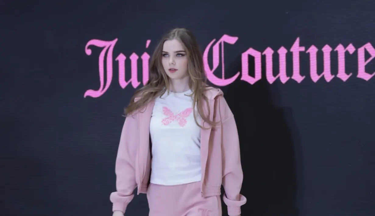 Koleksi ini tersedia dalam berbagai pilihan materials seperti velour, terry, scuba-like fabric neoprene yang ringan dan nyaman saat dipakai.  Credit: Juicy Couture
