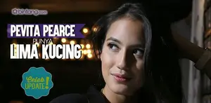 Pevita Pearce sering main dengan kucing-kucingnya. 