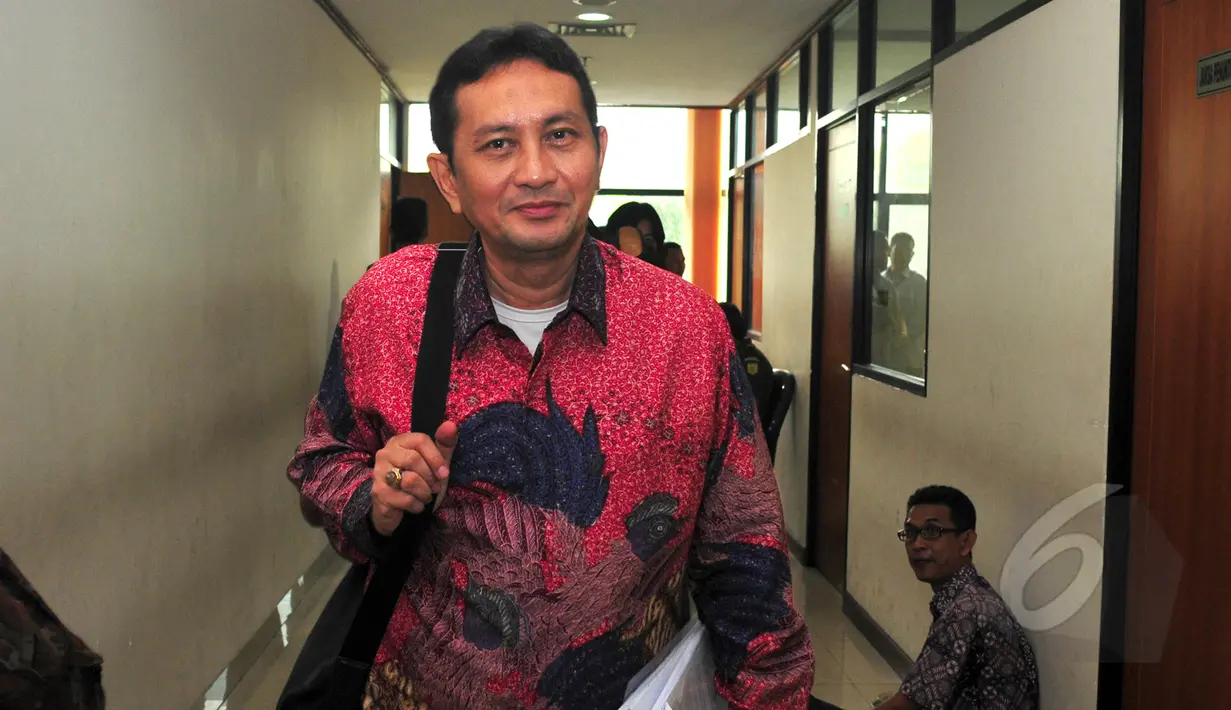 Udar Pristono saat tiba untuk menjalani sidang pembacaan eksepsi di Pengadilan Tipikor, Jakarta, Senin (20/4/2015).  Udar mendapat teguran dari hakim karena datang terlambat (Liputan6.com/Yoppy Renato)
