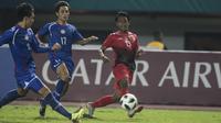 Gelandang Indonesia, Febri Hariyadi, mengirim umpan saat melawan Chinese Taipei pada laga Grup A Asian Games di Stadion Patriot, Bekasi, Minggu (12/8/2018). Indonesia menang 4-0 atas Chinese Taipei. (Bola.com/Vitalis Yogi Trisna)