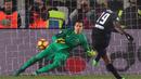 Gelandang Atalanta, Franck Kessie, menendang pinalti ke gawang AS Roma pada laga lanjutan Serie A di Stadion Atleti Azzurri d'Italia, (20/11/2016). (EPA/Paolo Magini)